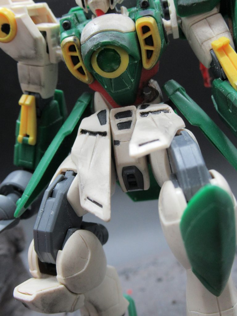 ダメージと汚しを加えた状態。ウェザリングマスターのススで汚しを行い、リューターでビームの貫通痕、装甲のダメージを加えました。