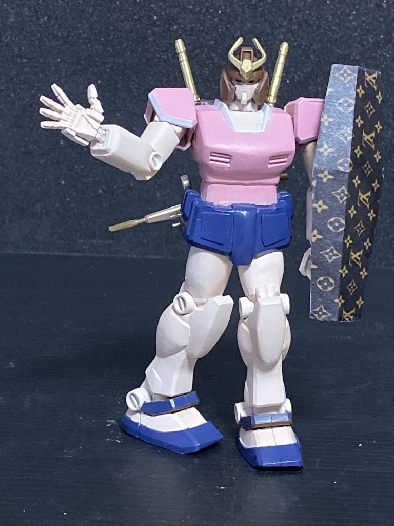 全体に丸みが出るように削ってパテ盛ってます。
足は内またになるように関節を新規でスクラッチしてます。