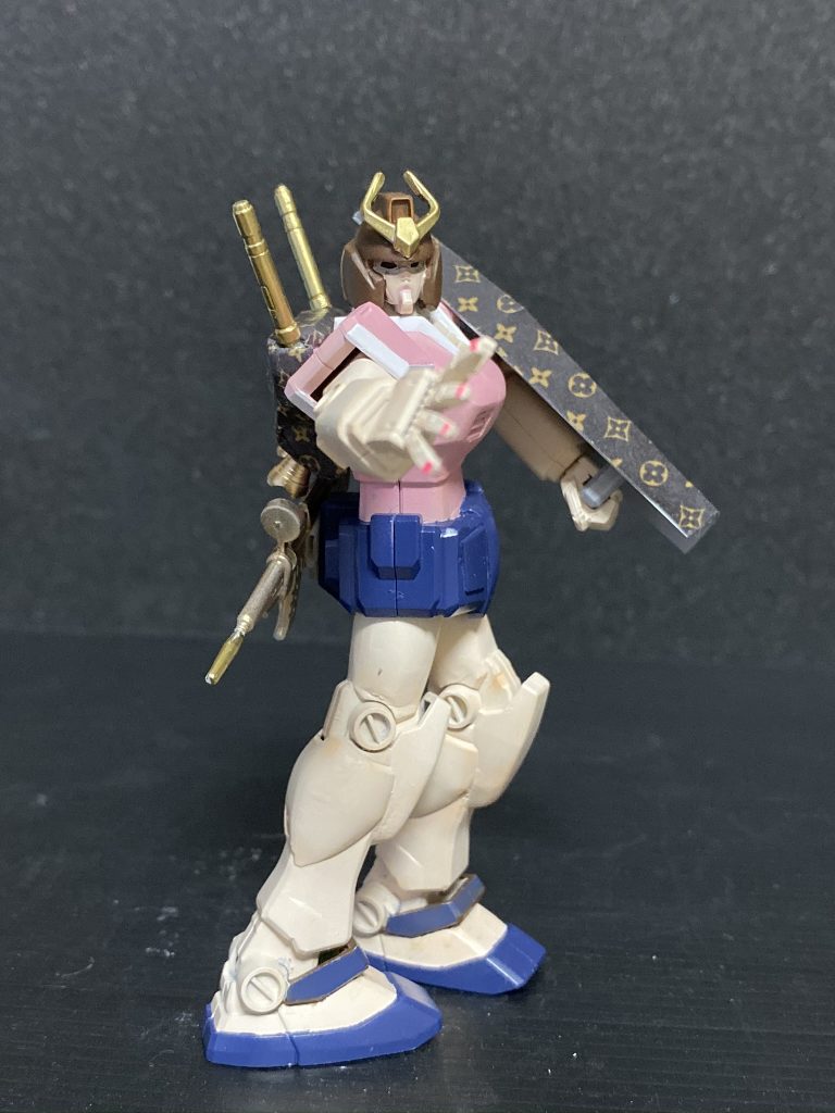 アンテナはヒートガンで曲げました。
肌色の発色を良くするために、クアトロポルテのシンナーを使用。
盾とランドセルは高級ブランド品です。