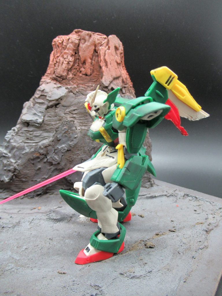 フェニーチェが立ち上がる途中をイメージしたポーズにしました。真正面から見るより横とか俯瞰から見るほうが正直かっこいいです。