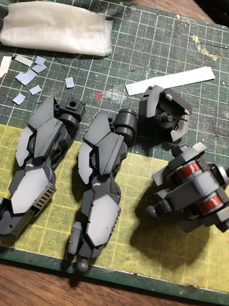 水を含ませたティッシュペーパーに水転写のデカールを置いて、ちまちまと貼りますがモチベーション保つのが難しいっす。