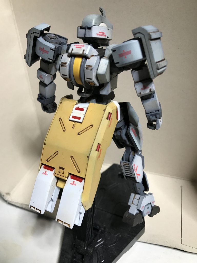 黒サフ吹いてから、各成型色を吹き重ねております。