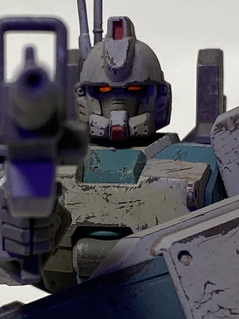 目は蛍光塗料です