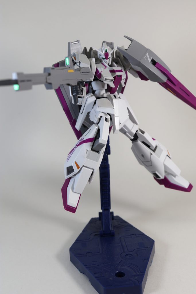 ビームライフル射撃ポーズ
可動は良好なんですが、関節が若干ゆるかったですね。
個体差で外れ引いただけかもしれませんが。