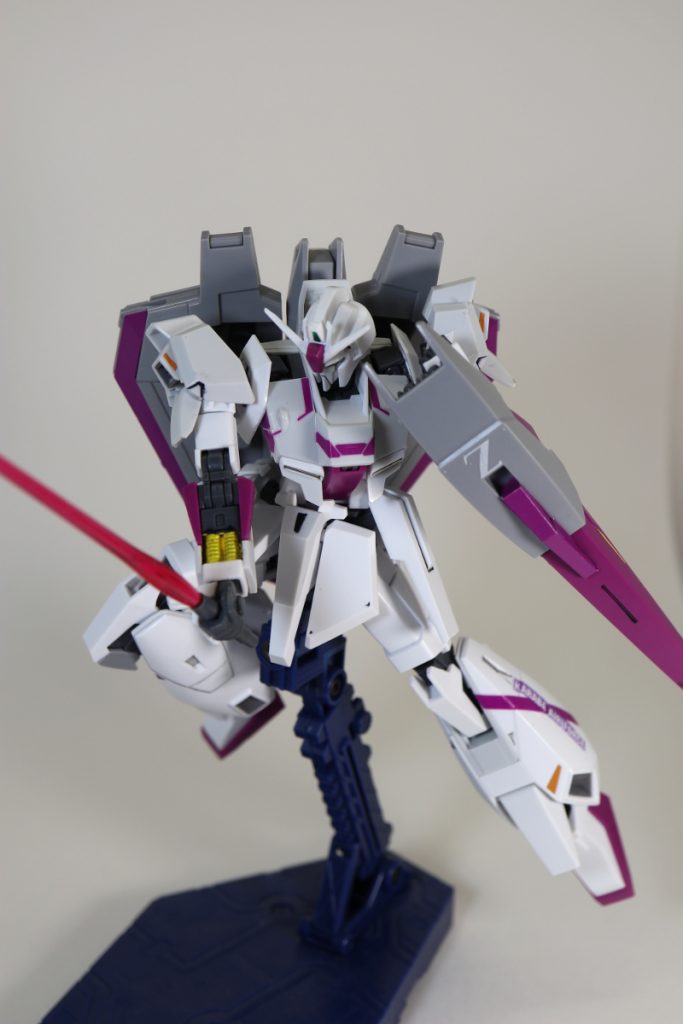 ビームサーベルポーズ。
付属のマーキングシールは水転写じゃなく普通のシールだったので、余白部分を切り取ってシール感を出来るだけ消しています。