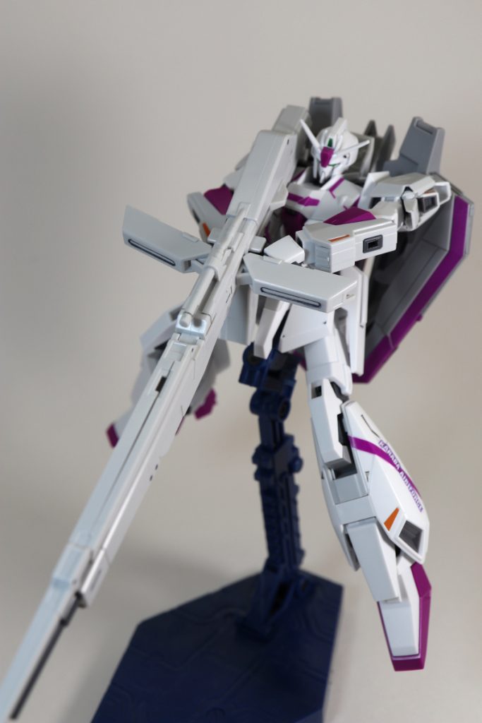 ハイパーメガランチャー構え。
このキット特に武装の配色が単調なので、写真撮りながら塗装もうちょうい頑張れば良かったな~と思いました。