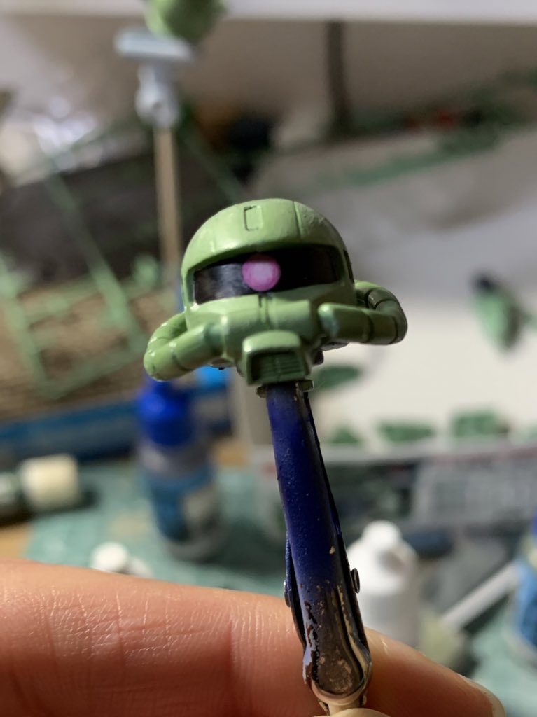 モノアイにグラデーションをかけて光ってるようにしてみました。