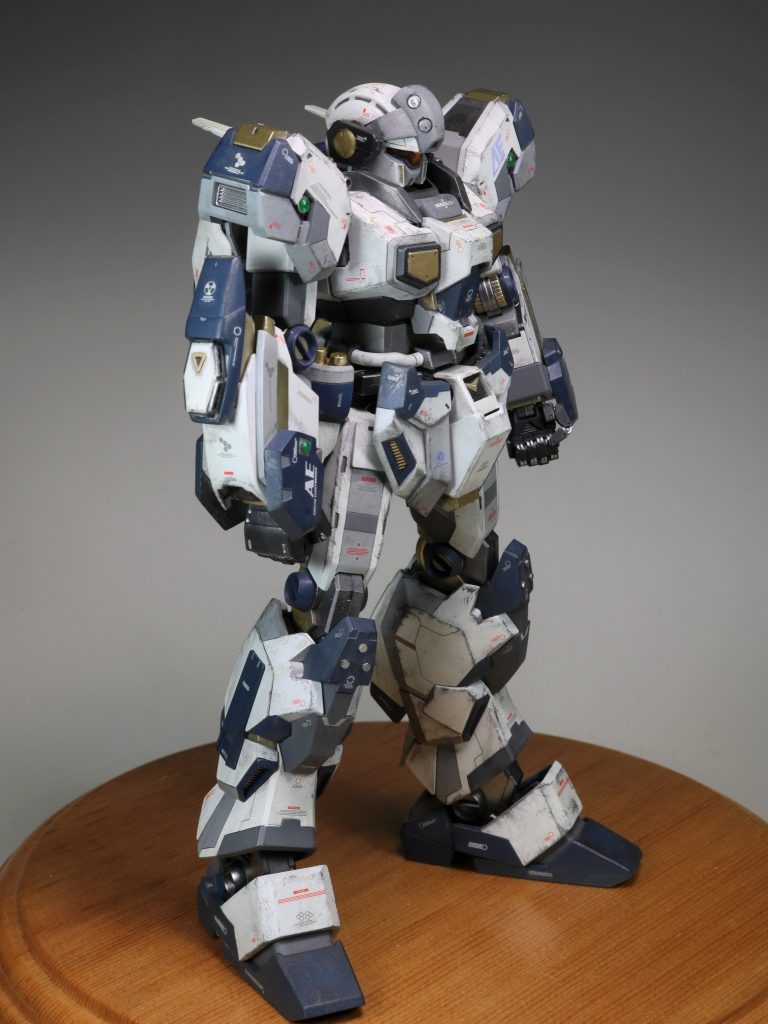 腕にフルバーニアの足のパーツと肩のパーツ、ついでに多分F91のビームシールドをくっ付けてガントレットみたいにしてます。
今見るとすごい無理やり感がある。