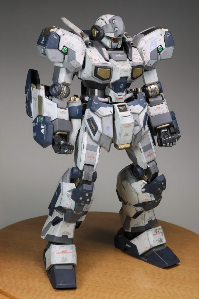 装甲のデザインを活かして色分けして、紺色とグレーを塗り分けして各パーツの情報量をあげるように意識しました。