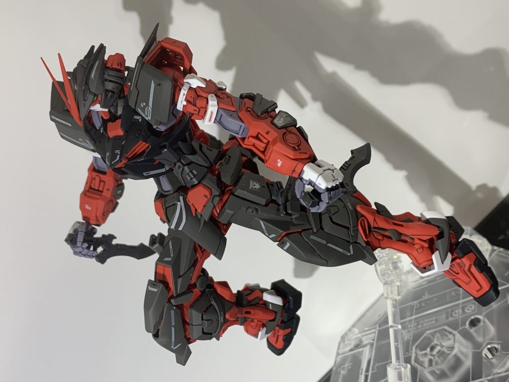 MGアストレイは傑作キットだと聞いていたんですが本当にそう思います。
製作側のこだわりが半端じゃない。・・まぁそれゆえ鬼のようなパーツ数とディテールがあるためスミイレだけでもすごく時間かかりましたが。。笑