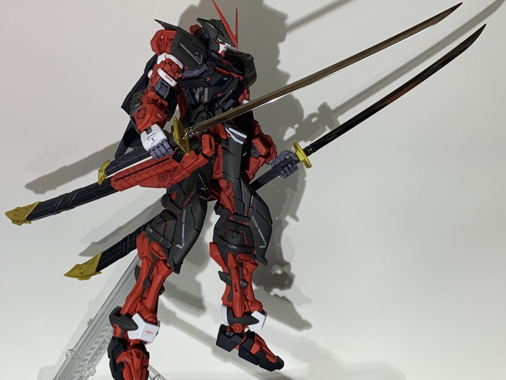 抜刀。「コンバット」が忍者っぽかったのに対し侍らしい風格に。