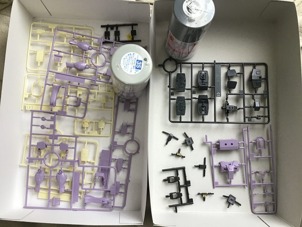 塗装はランナーごとスプレーしました。