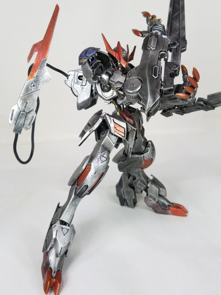 肘に、ブレード装備。