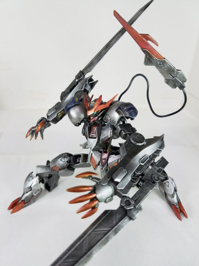 襲い掛かる感じで
構え。