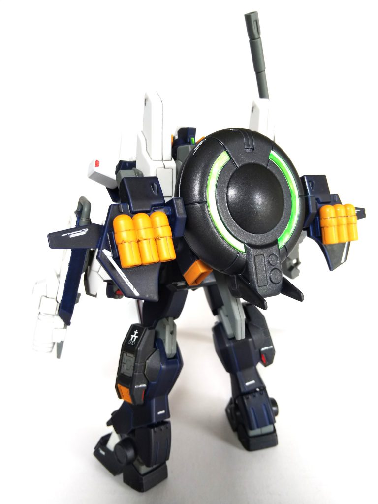 タミヤカラースプレーのダークブルーとダークマイカブルーがメインです。エアブラシ持ってないので市販品だとこれが一番ティターンズブルーに近いかなと。