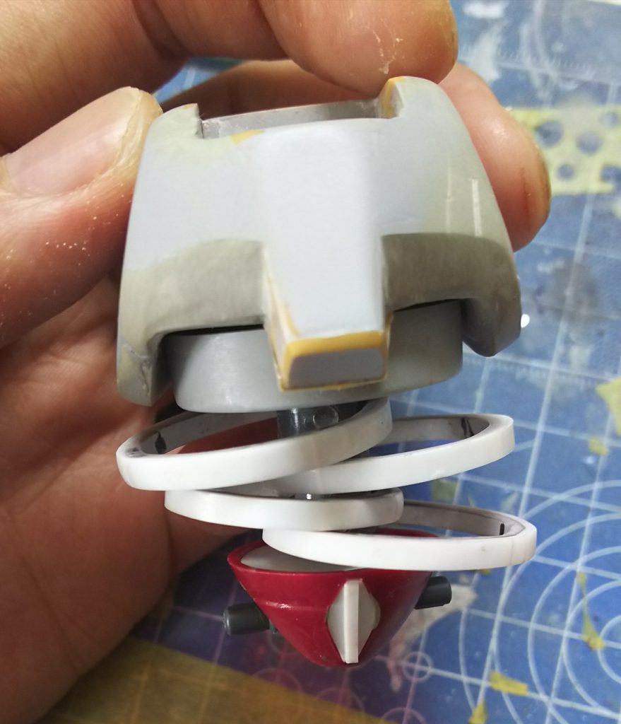 胴体制作中。
腹部の輪っかは内部にマグネットシートを貼っており、背骨部分に仕込んだネオジム磁石にくっつけることで自由に表情を付けられるようにしてます。
腰部分はMGズゴックの四本爪パーツ、股関節はドムR35のものを使用してます。