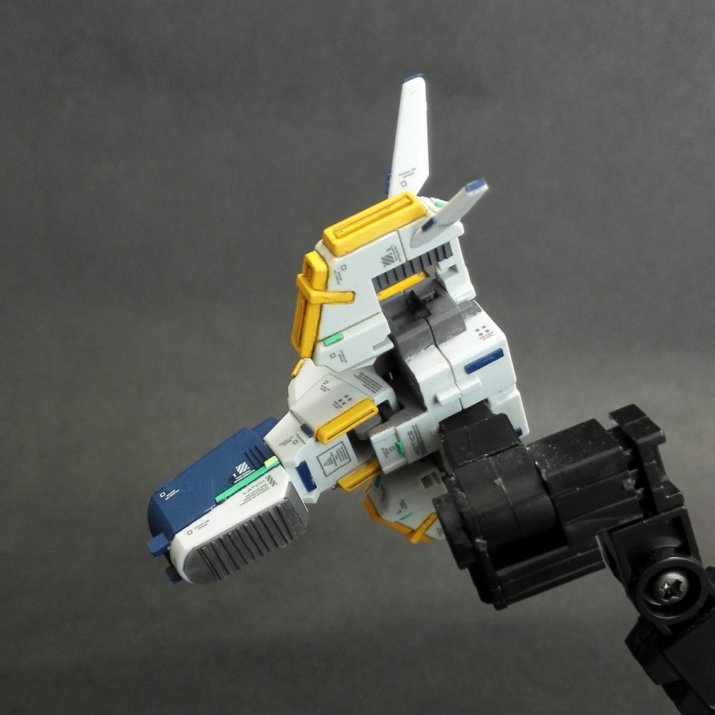 FG版と言う事で機体下部は肉抜きも多かったのでプラバンを加工して埋めてみました。