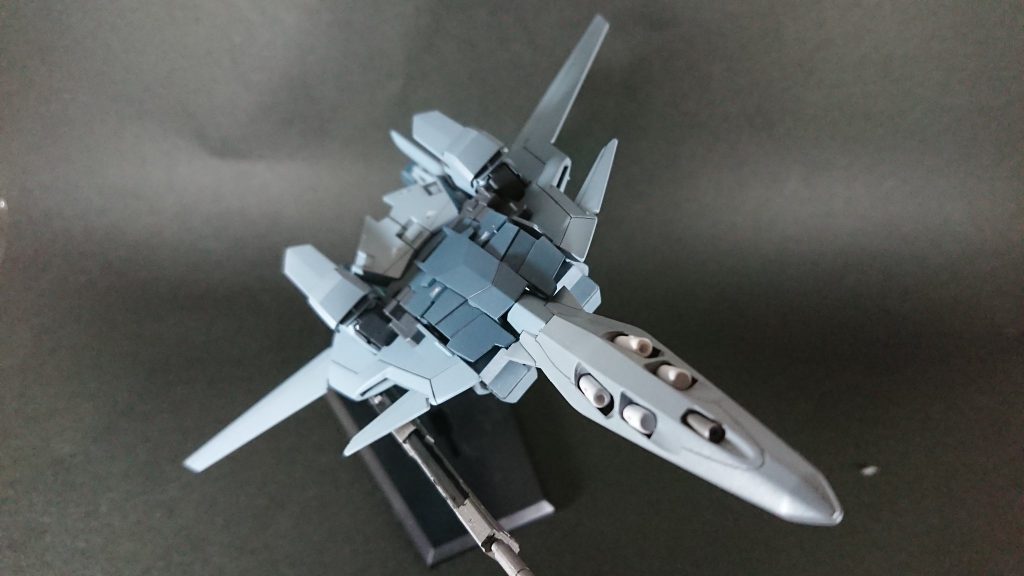 ウェイブライダーです。シールドのビームサーベルに当たる部分には1.5ミリピンバイスで開口してます。