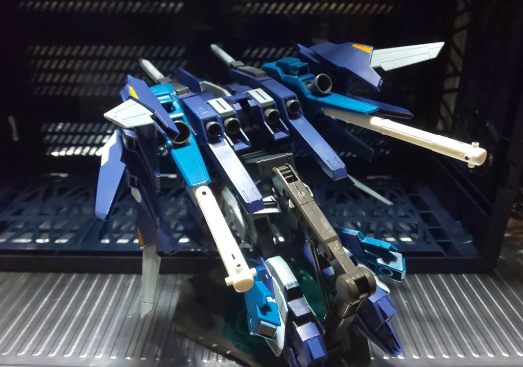 イオタパック。
過去作。
ExSガンダムの機能を付与する、対エース、対ニュータイプ、対多数用のパック。
可変機構に加え、過剰なまでの全身の火器と追加スラスターで強化された機体の制御は非常に難しいが、非ニュータイプ用の機体としては破格の性能を発揮する。