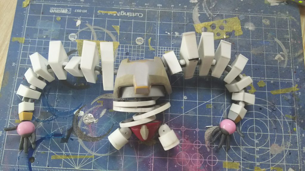 腕がついたところ。
腕の菱形はプラ板によるスクラッチ、蛇腹部分はバインダーガン付属のボールジョイント小を加工しました。菱形の内部に入れるものと菱形をつなぐものとで合計30個製作しました。
ハンドパーツはユザワヤのループエンドで、指はビルドハンズ大のものを切り取って使用してます。