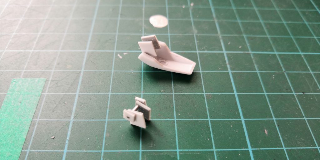 ふくらはぎの追加バーニアの構造です。(バーニア自体は付いていませんが。)
前述にもある通りプラ板と真鍮線のみで製作しました。バーニアカバーにはダブルオークアンタの腰サイドアーマーを使用しました。コレ１円玉の2分の1くらいの大きさなのでピンセットで作業しましたが、なかなかに骨の折れる作業でした。