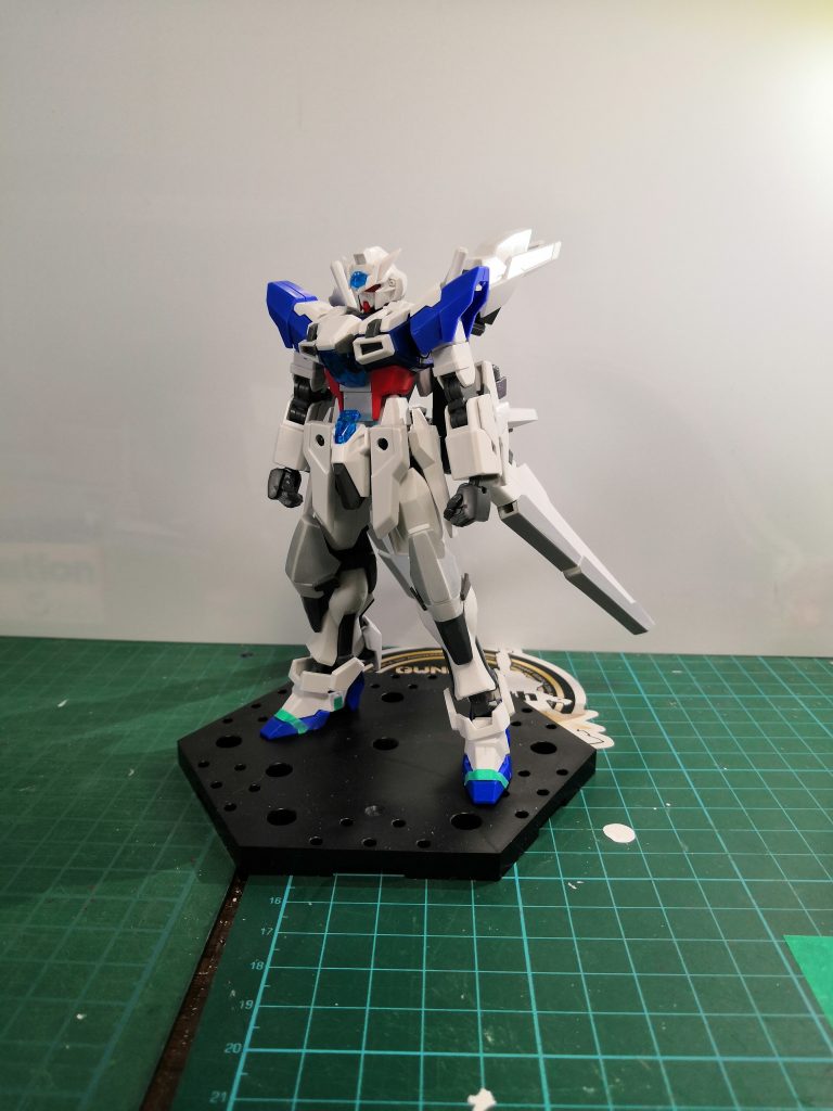 ある程度形が決まった段階の時です。この頃はダブルオークアンタの肩を使用していましたが、塗装を思いっきり失敗してしまったため完成前日に急遽ガンダムX魔王に変更しました。