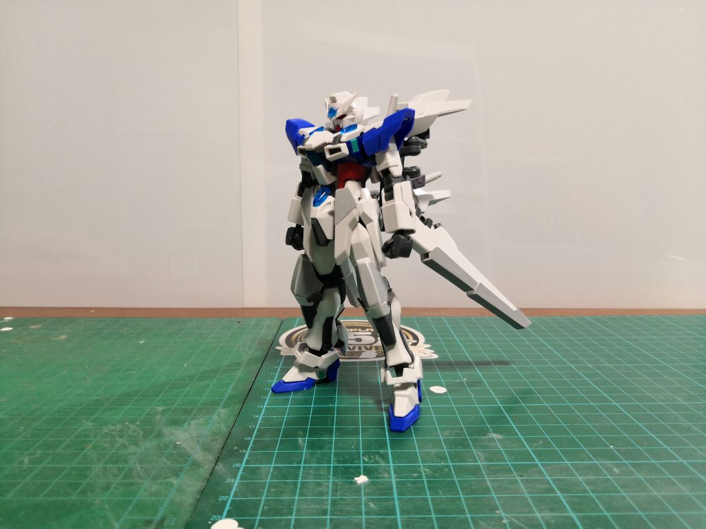 胴体の足りない部分(厳密には腹部)や腰のフロントアーマーに自作パーツが付いた時です。フロントアーマーの自作部分は単純に切り出したパーツを積層して作っているため、とても簡単で楽しかったですが、ビームキャノンの時はマジで苦痛に感じました。