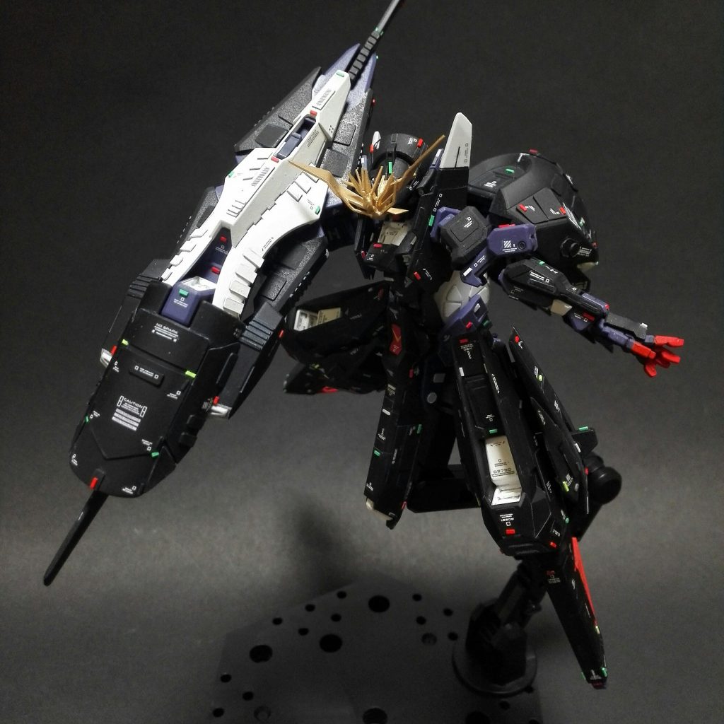 ランギング・ギアは設定画とは異なり赤で塗装しています。目だって気に入ってるのでフライト状態でも展開させています(笑)。