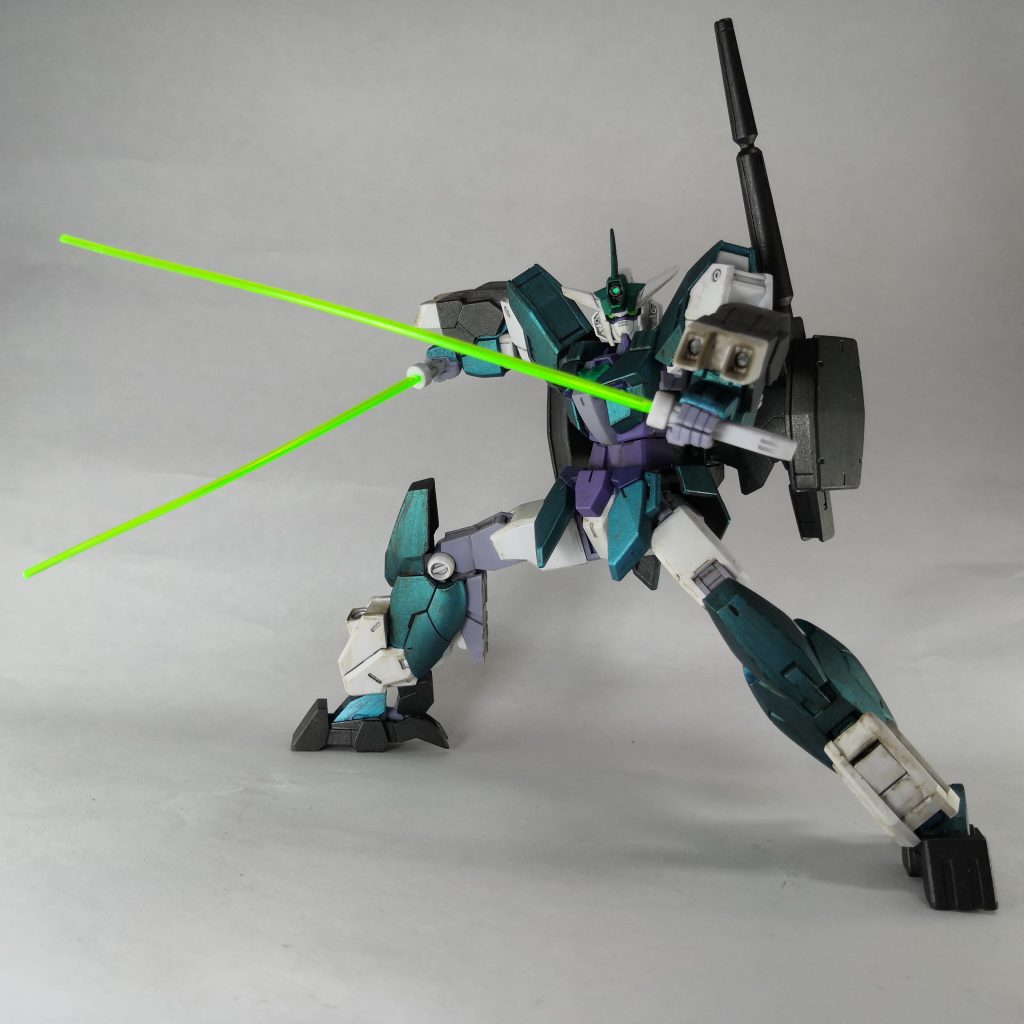 特徴的なライトグリーンの
ビームサーベルの二刀流!
砲撃メインの機体ですがコアガンダムと
プラネットシステムよく動くので
こういうポーズも様になります。