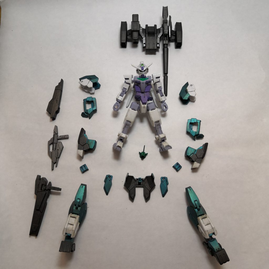 初めて全て筆塗りで仕上げました。
コアガンダムとアーマーの白の部分は未塗装です。
一通り塗ったあと、ウェザリングカラーとパステルでくどくならない程度に汚してつや消しスプレーを吹いてます。
また、ツインアイはシルバーの
ラピーテープにダイソーのホログラムテープのグリーンを重ねて貼りました。
それ以外のセンサー部はラピーテープのグリーンを貼ってます。
ヴィートルーアーマーのグリーン部分は
MrCOLORの青竹色、
アーマーの裏面やウエポンはアクリジョンの黒鉄色で、
スプレーガンはアクリジョンの焼鉄色で
塗りました。
胸のクリアグリーンのパーツの下にも
ラピーテープのシルバーを貼ったので
より光るようになりました。