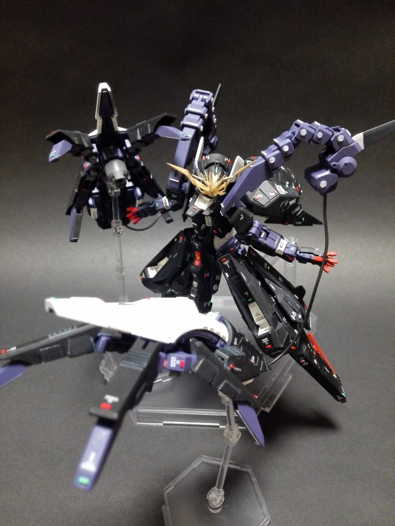 コンポジット・シールド・ブースターを展開させたクロウ状態で迫るウーンドウォート。黒を基調とした機体に差し色とした赤が覗いてどことなく華のような鮮やかさがあるような気も・・・まだまだ撮影した画像がありますのでご興味のある方はブログのこちらのページもご覧下さい。https://gundam-press.com/hguc-gundam-tr-woundwort-psychobrade-custom-review/