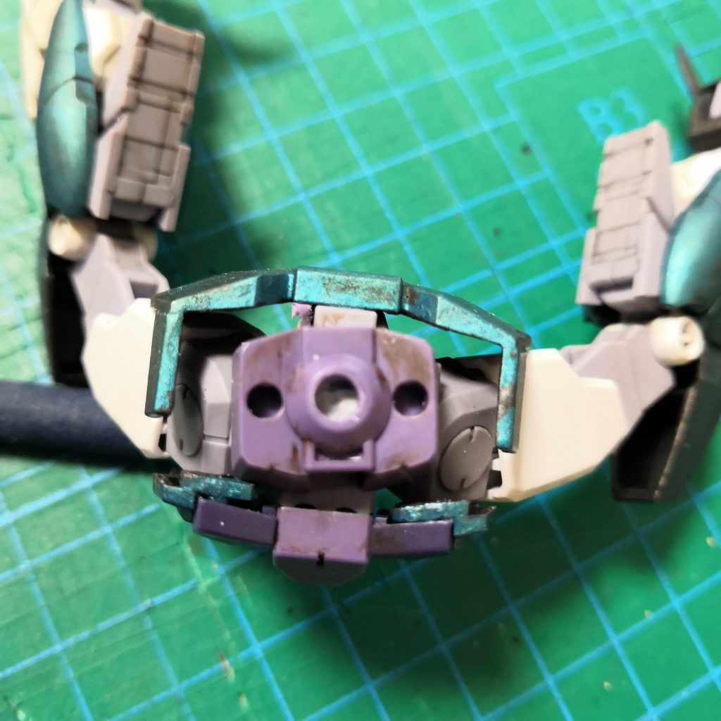 腰側のパーツには3mmの穴を
下のボールジョイントの中心と
重なるように空けました。
下のボールジョイントはプラのピンに
丸いポリキャップを差し込む形なので
下のピンを数ミリカットして
先程仕込んだボールジョイントのピンが
差し込めるクリアランスを確保してます。