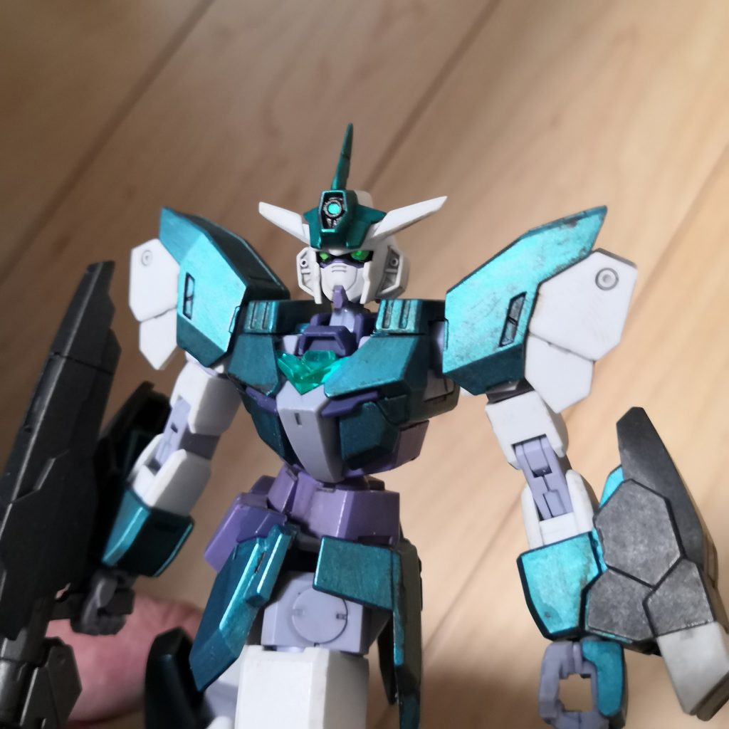 腰と胸の2ヶ所で回転と前後に
可動するようになったので
より人間に近い自然な形で
上体を捻ったりできるようになりました。
大体所要時間は30分ぐらいで、
価格も250円のセットから
ボールジョイント一つと
ジャンクのポリキャップだけなので
お手軽改造でした。