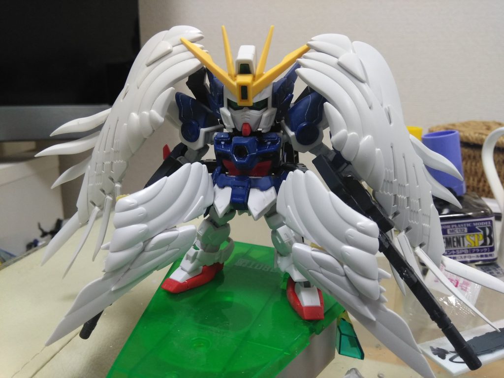 最初の仮組ではフロントウイングは別のパーツから作っていました。