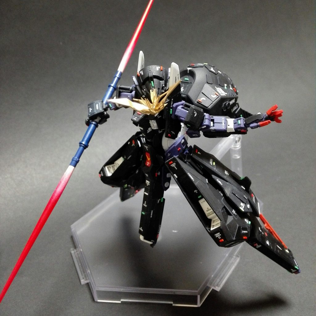 グロリア・ザビ専用機には気品のような物を感じていたのですが2本のビーム・サーベルを連結した武装も似合っている気がして気にっています。