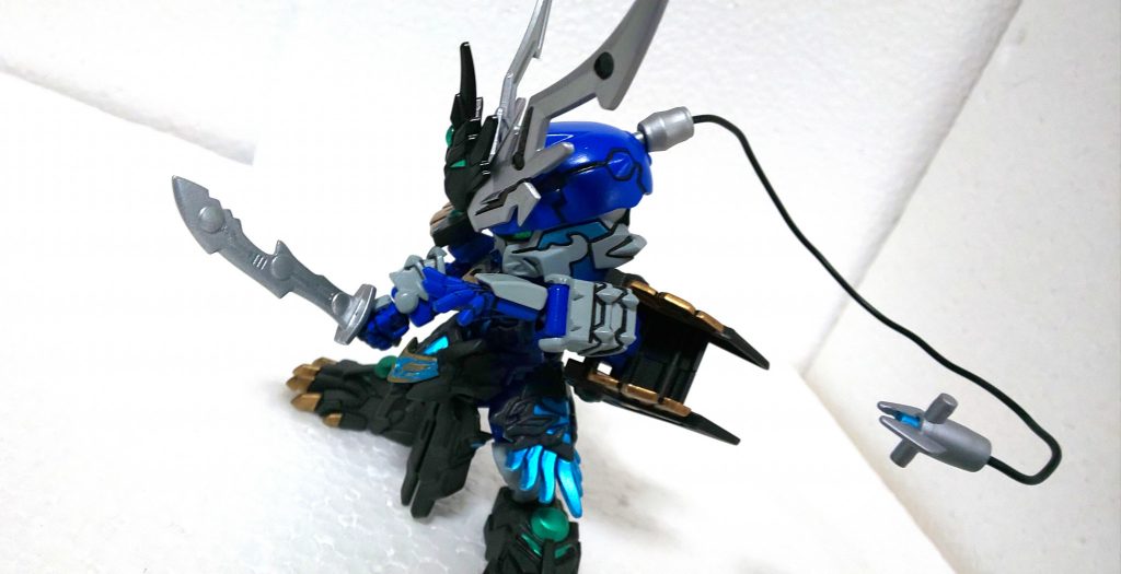 ・流星闘牙(りゅうせいとうが)所謂、破牙無礼怒。元パーツに無駄に多いピンを適当にニッパーで切断し、一つだけにしてからざっくりヤスリとパテで切断面を整えました。塗装は明灰白色→GXホワイトシルバーでざっくり。
獄炎剣に比べると小振りな流星闘牙では軽快なアクションを見せるぞ!