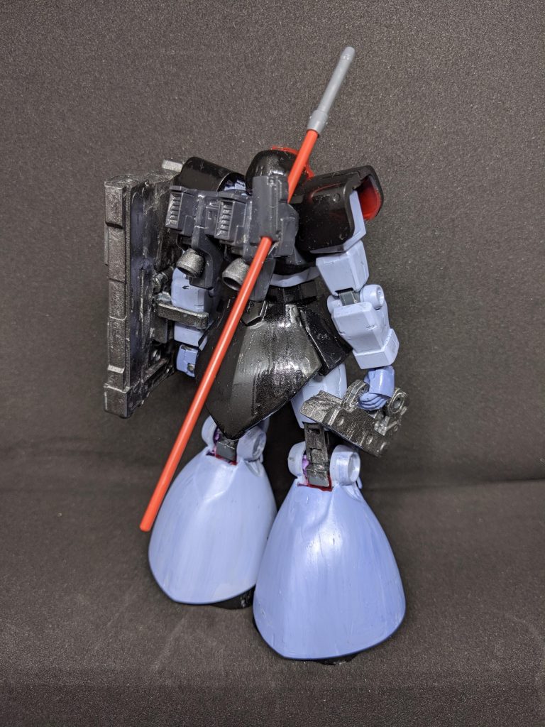 試作されたバックパックにドム系の特徴であるヒートサーベルと継戦時間延長を図る為にプロペラントタンクを搭載。