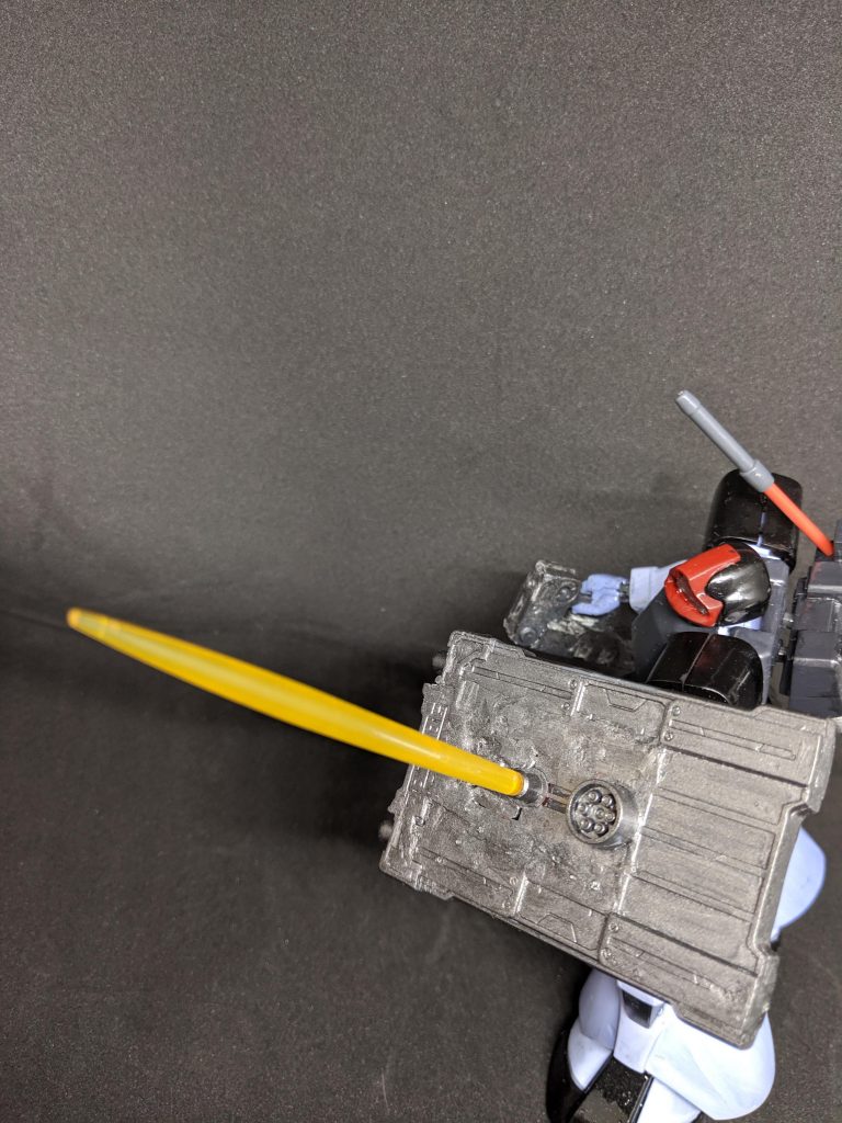 バルカン砲とビームサーベル

後のギャンのコンセプトである白兵戦を意識しており「ビーム撹乱膜を散布しビーム兵器を無効化させ、バルカン砲で牽制しつつ突撃しビームサーベルで突き刺す」という戦術のもとに開発された事が伺える。

しかし、サブジェネレーター搭載によりビームサーベルが搭載可能となったもののバルカン砲とビーム撹乱膜ミサイルの搭載によって重量過多が問題となった。