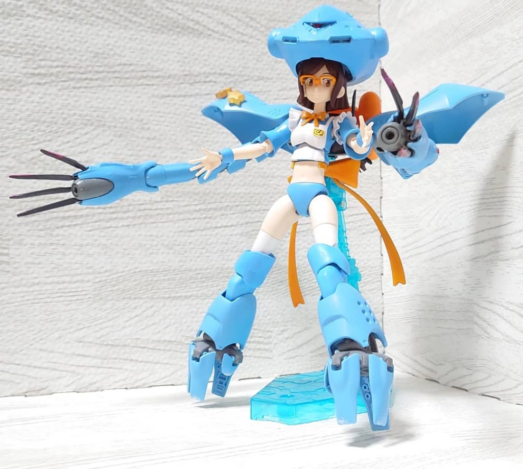 腕は背中のバックパックから生やしてます