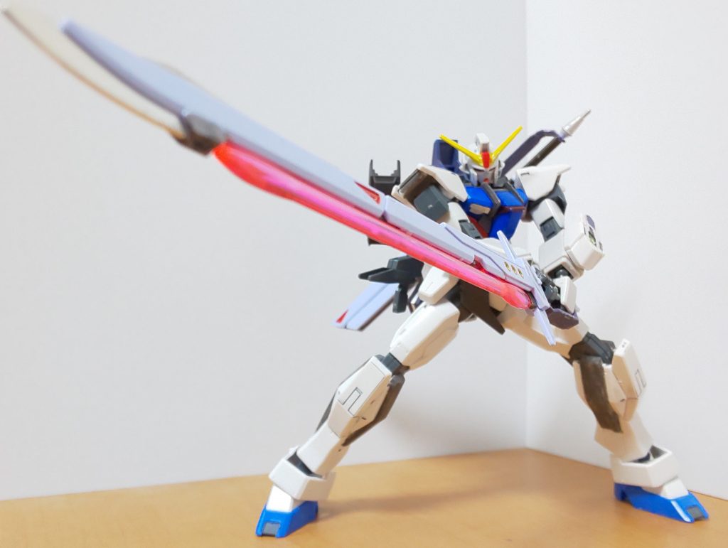 大型ＭＡや戦艦、果ては要塞まで！

対ビームコーティングだろうがビームシールドだろうがなんだろうが、圧倒的切れ味で悉くを切り裂く！バスターモード!!


このアングルから見たらソードストライク味を感じます(*´∀｀*)






ちなみにバックパックとアームはボールジョイントで接続されており、ウェポンラック側の回転軸と併せてフレキシブルに稼働します