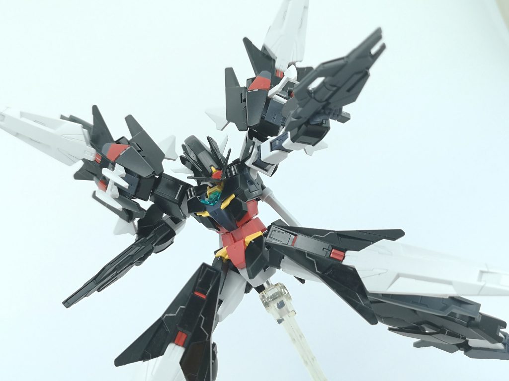 というわけでコーバスリィガンダム、いかがでしたでしょうか?
特に参考にしたり意識したロボはブラックサレナですが、コーバスアーマーへの分離機構は偶然できたものだったりします
想定外のギミックが生まれるのもガンプラの醍醐味ですよね!
12月はさらにガンプラを投稿予定ですので、楽しみにしていてください!