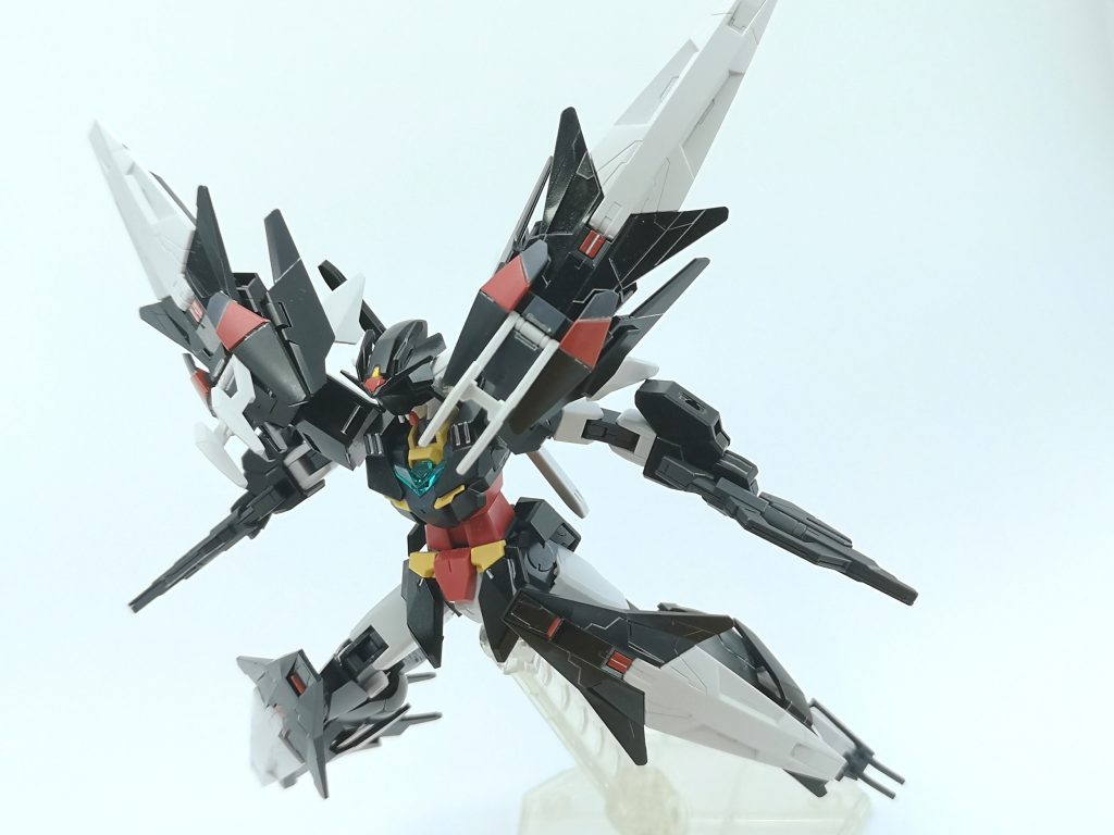 コーバスリィガンダム
アースリィガンダムを元に、ダイバーエースユニットのバインダー4枚を各部に装備した重装甲・高機動形態です
ツインアイを隠した頭部アーマーも特徴的ですね
肩のバインダーはある程度自由に可動するので、アクションをとる際に表情付けできるので楽しいですね