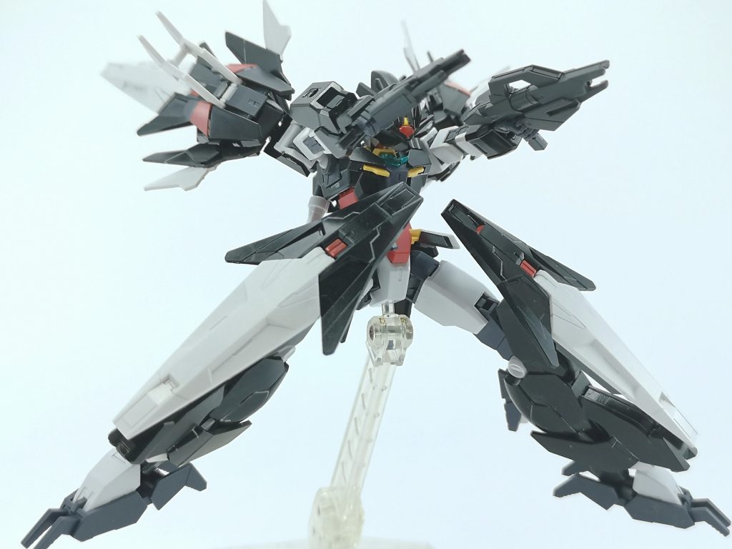 機動性を活かしたコアスプレーガン二丁による手数の多さで勝負する機体です
小さいダメージは当たっても受け流し、大きいダメージは最低限回避することで、案外ゴリ押しでラッシュを仕掛けるような脳筋仕様かもですね
防御力のある機体には決定打が足りず困るかもですが……
