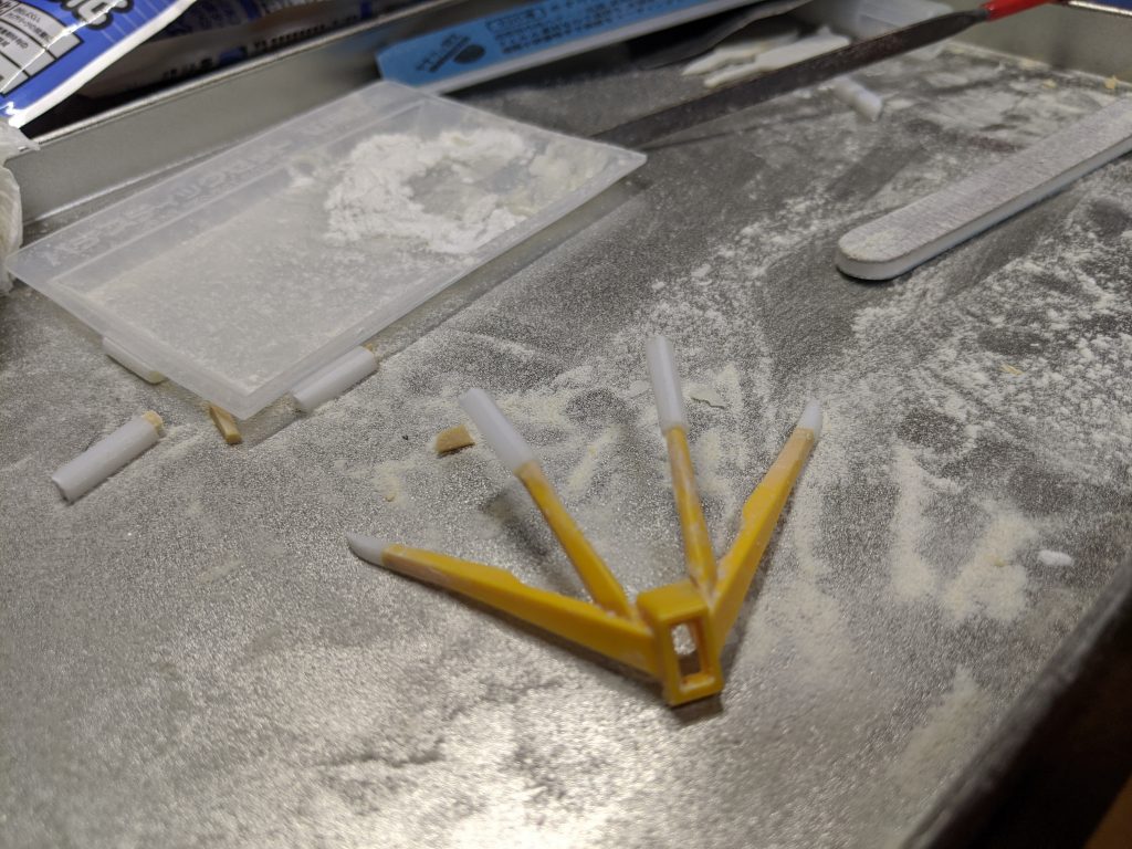 アンテナはプラ棒で延長、裏の肉抜きはパテ埋めしてます。