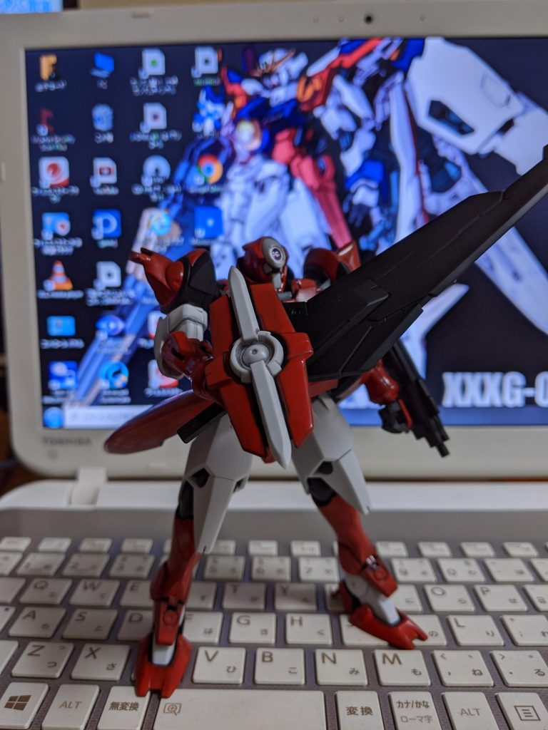 ツヴァイに倣い、21CENTURY WEPONSの大GNバスターソードをメイン兵装にしています。
ハンドガードと装飾を兼ねてGNシールドをランナーで接続、設定的にはGN粒子による軽減効果で取り回しが良い攻防一体の武器となっています。