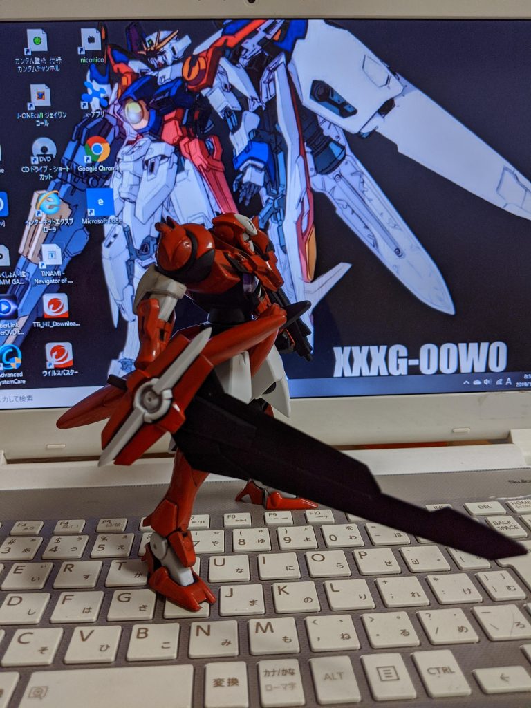 モチーフ同様に肩部への懸架も可能です。
肩部の側部装甲パーツにランナーを接続して使用しています