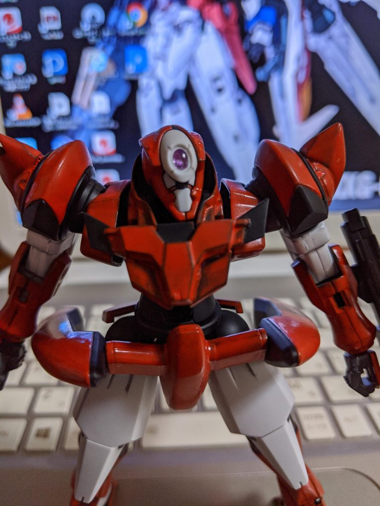 胸部の装甲は腕の稼働を妨げないようにGN粒子貯蔵タンク(？)を外し、ランナータグを加工、接着しました。