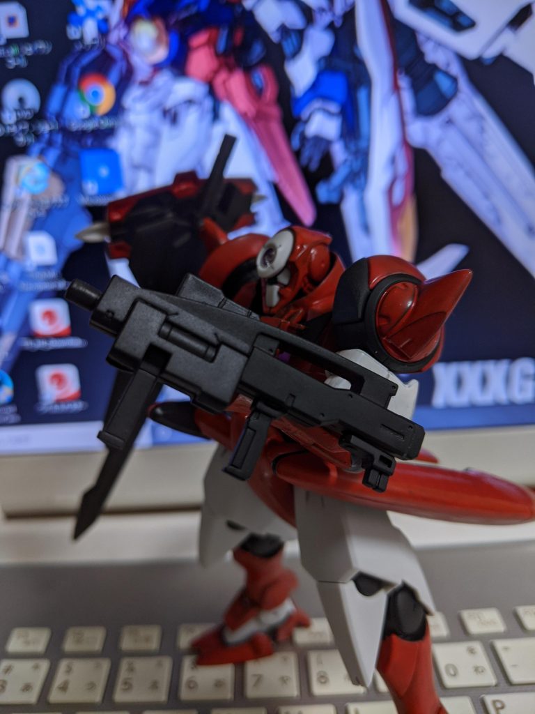 メイン兵装２、GNライフル。GNシールドの接続部を接着、モチーフ同様に前腕部に接続出来るようにしています。