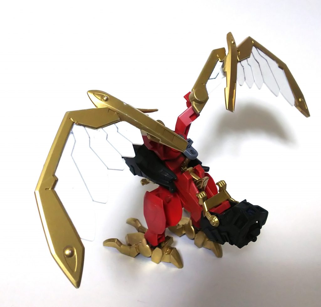 ガンドラゴン背面 劉備の肩アーマーとライフルがピッタリハマるので挟めてるだけですが、意外と外れません。