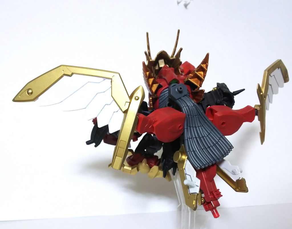 背面
羽は分割して小羽は背中に
バックパックにジョイントを追加して、ライフルを尻尾の様に取りつけられます。